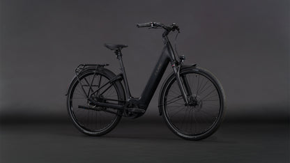 Produktbild: Cube Supreme RT Hybrid Deluxe EX 600 black´n´chrome, Schrägansicht (schwarzer Hintergrund)