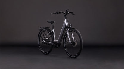 Produktbild: Cube Supreme Hybrid Deluxe Pro 600 quicksilver´n´grey, Schrägansicht (schwarzer Hintergrund)