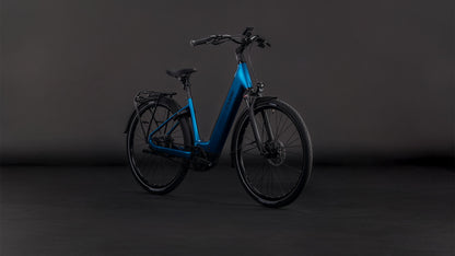 Produktbild: Cube Supreme Hybrid Deluxe Pro 600 electricblue´n´chrome, Schrägansicht (schwarzer Hintergrund)