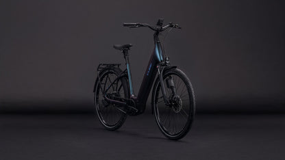 Produktbild: Cube Supreme Hybrid Deluxe SLT 600 metalblue´n´reflex, Schrägansicht (schwarzer Hintergrund)
