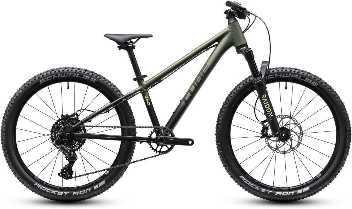 CUBE Reaction 240 TM Kinderrad 2027 in reedgreen und lime, Seitenansicht
