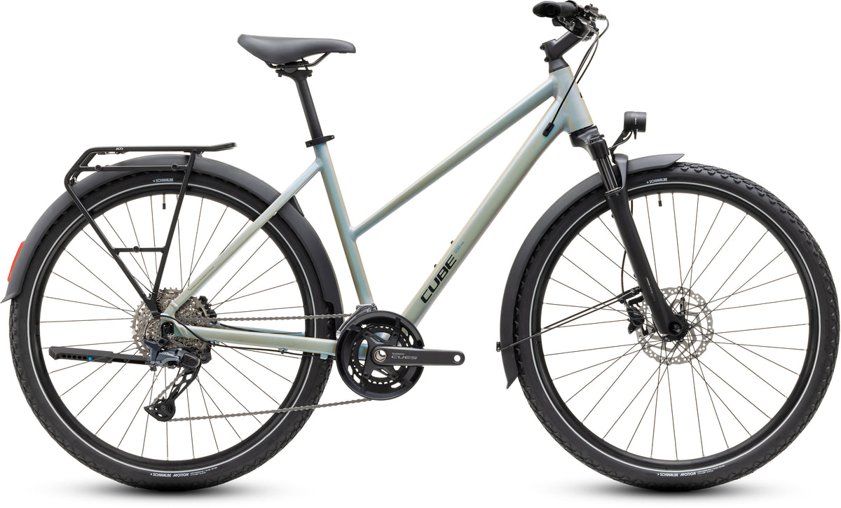 CUBE Nature EXC FE Trapeze Trekkingrad 2027 in glintsand und black, Seitenansicht
