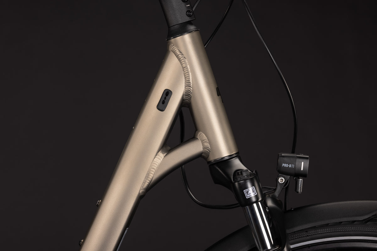 CUBE Touring ONE Easy Entry Trekkingrad 2027, Sattel und Sitzposition