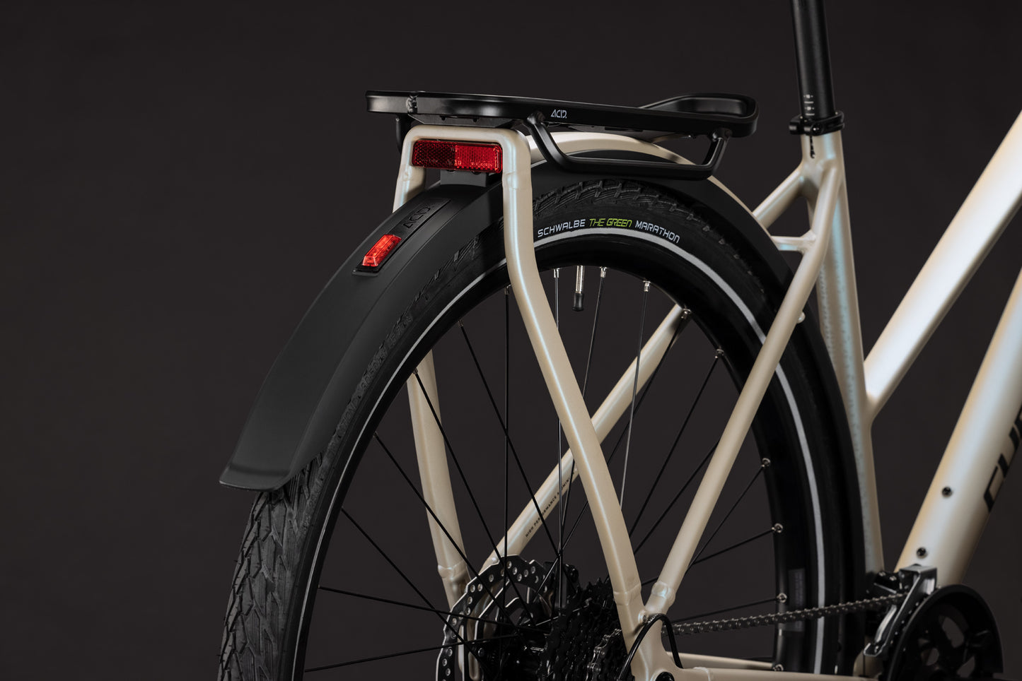 CUBE Kathmandu ONE Trapeze Trekkingrad 2027, Sattel und Sitzposition