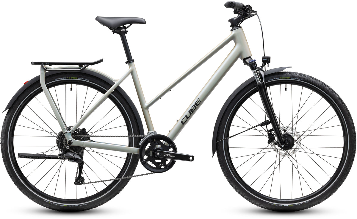 CUBE Kathmandu ONE Trapeze Trekkingrad 2027 in glintsand und black, Seitenansicht