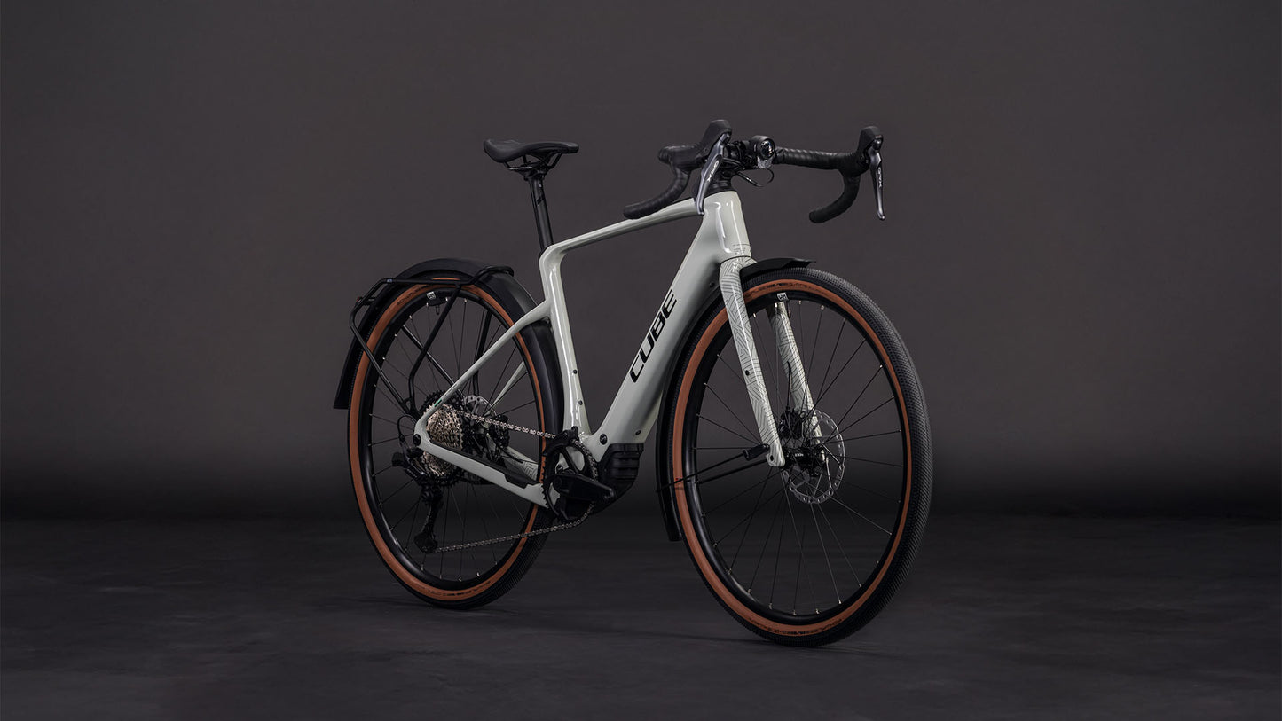 Produktbild: Cube Nuroad Hybrid C:62 Race 400X FE reedbeige´n´black, Schrägansicht (schwarzer Hintergrund)