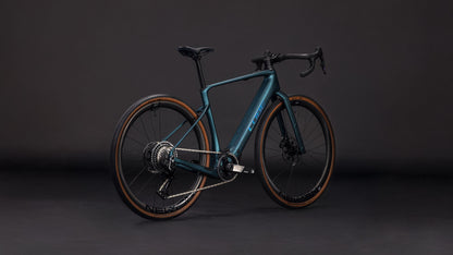 Produktbild: Cube Nuroad Hybrid C:62 SLT 400X royalgreen´n´crisscross, Schrägansicht (schwarzer Hintergrund)
