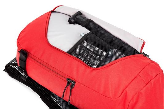 Der CUBE Rucksack PURE TEN Red von Cube verfügt über das Natural Fit Rückensystem für hohen Tragekomfort und ist trinkblasenkompatibel, mit einem teilweise geöffneten oberen Fach, das eine Netztasche für ein gefaltetes Stativ und eine Zubehörtasche enthält.