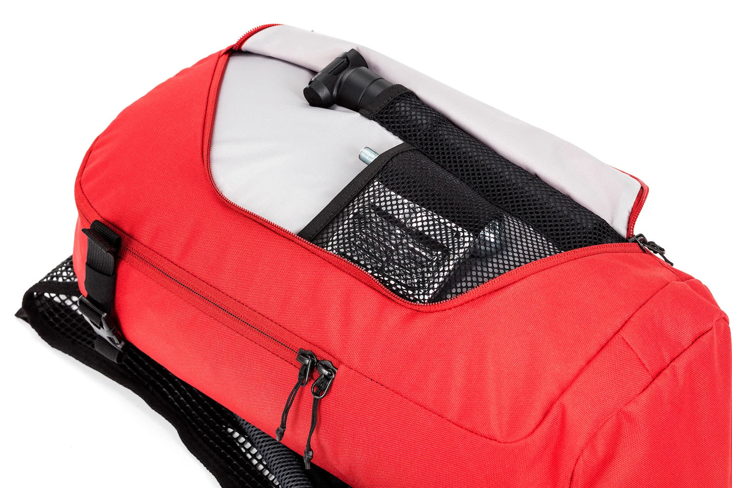Der CUBE Rucksack PURE TEN Red von Cube verfügt über das Natural Fit Rückensystem für hohen Tragekomfort und ist trinkblasenkompatibel, mit einem teilweise geöffneten oberen Fach, das eine Netztasche für ein gefaltetes Stativ und eine Zubehörtasche enthält.
