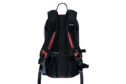 Der CUBE Rucksack PURE 6 ROOKIE in red'n'black von CUBE wird in einem CUBE Store in der Nähe von Göttingen von hinten gezeigt. Er verfügt über gepolsterte Schultergurte, eine Brustschnalle und verstellbare Hüftgurte auf weißem Hintergrund.