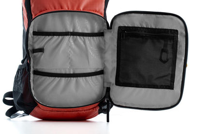 Der CUBE Rucksack PURE 6 ROOKIE red'n'black von CUBE zeigt sich geöffnet mit Netz- und Reißverschlusstaschen für organisierten Stauraum - ideal für Reisen durch Niedersachsen.