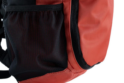 Nahaufnahme des CUBE Rucksack PURE 6 ROOKIE red'n'black im CUBE Store in Goslar. Hervorzuheben sind die schwarze Mesh-Seitentasche und ein Teil des Hauptfachs mit Reißverschluss.