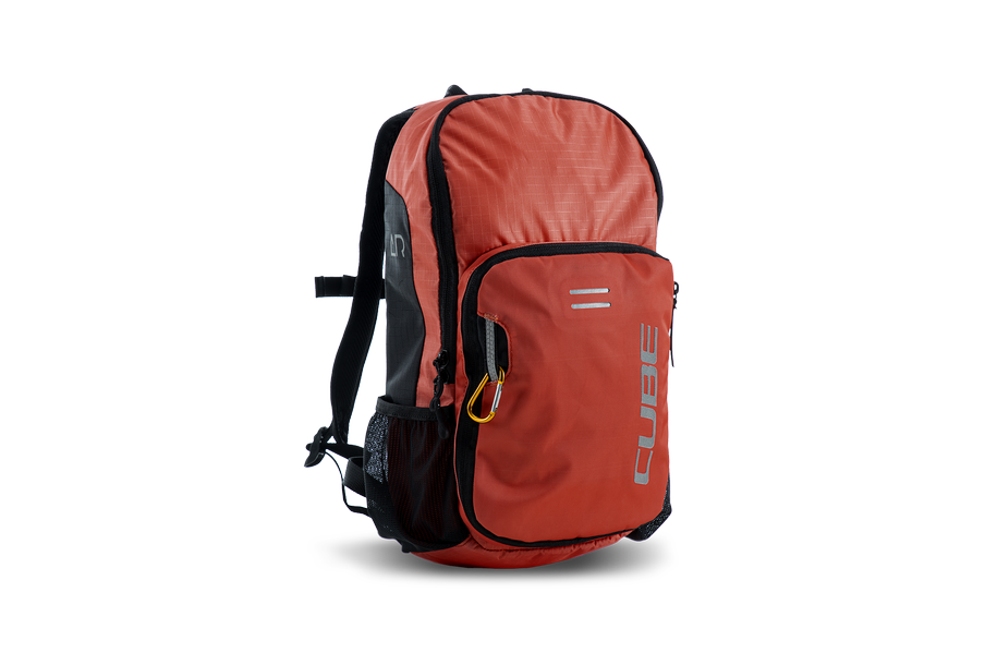 Der CUBE Rucksack PURE 6 ROOKIE red'n'black von CUBE verfügt über seitliche Netz- und vordere Reißverschlusstaschen, reflektierende Akzente, schwarze Träger und einen gelben Reißverschlusszug - ideal für Ausflüge nach Göttingen oder Abenteuer in Niedersachsen.