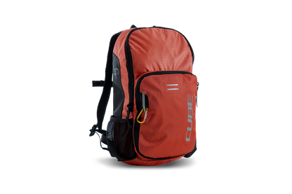 Der CUBE Rucksack PURE 6 ROOKIE red'n'black von CUBE verfügt über seitliche Netz- und vordere Reißverschlusstaschen, reflektierende Akzente, schwarze Träger und einen gelben Reißverschlusszug - ideal für Ausflüge nach Göttingen oder Abenteuer in Niedersachsen.