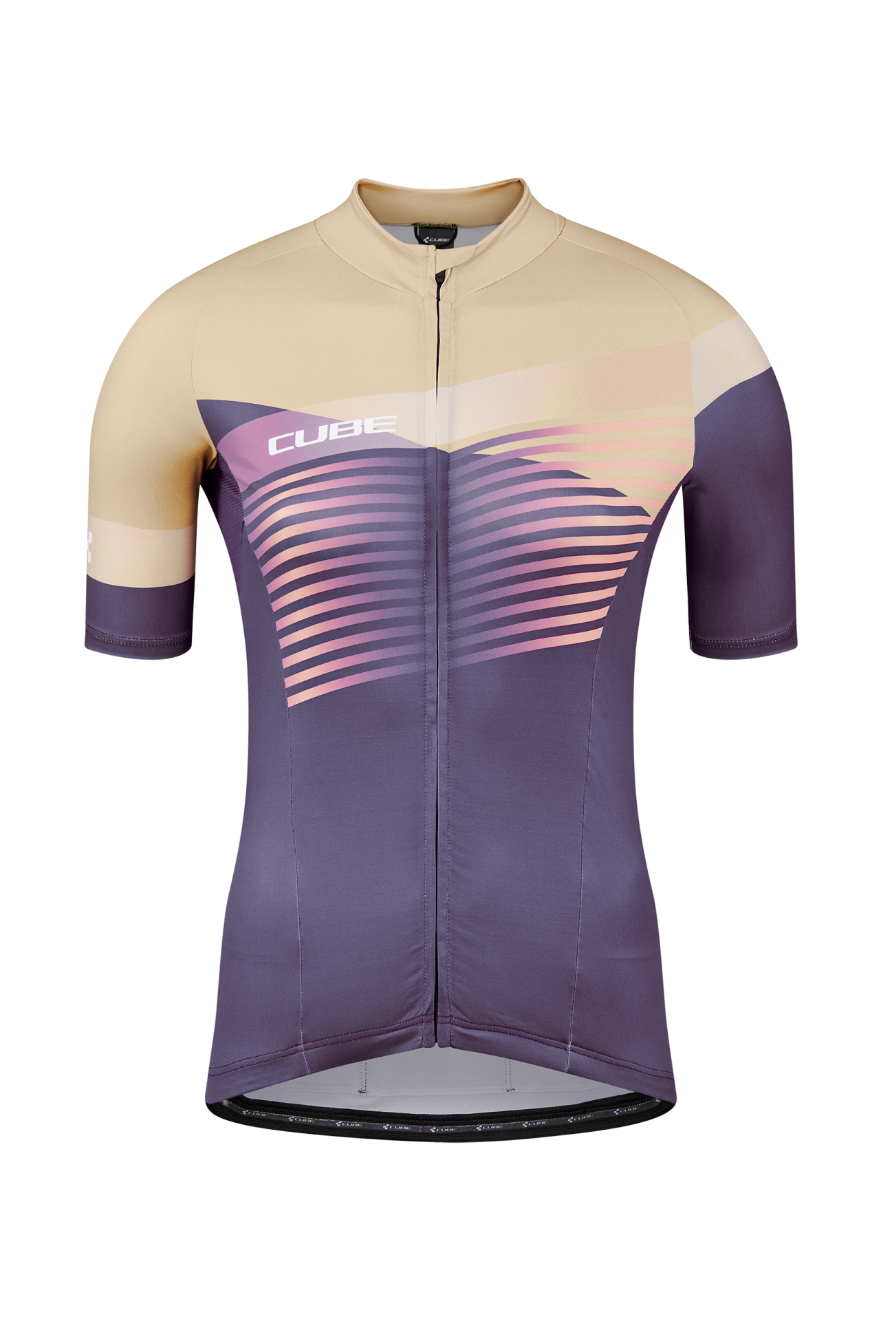 Das CUBE TEAMLINE WS Trikot kurzarm von Cube bietet Bikerinnen Funktionsmaterial, beigefarbene Ärmel und Top, violetten Body mit pink-lavendel-gelben Farbverlauf-Streifen, Frontreißverschluss und CUBE-Logo auf der linken Brust.