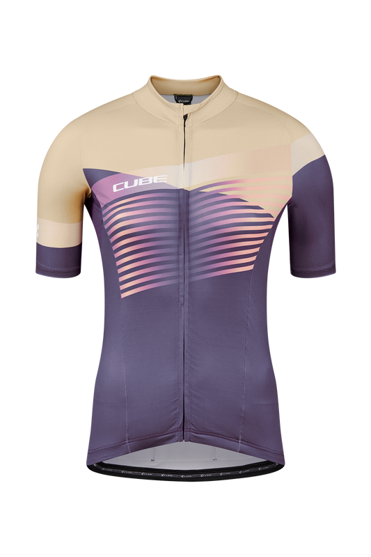 Das CUBE TEAMLINE WS Trikot kurzarm von Cube bietet Bikerinnen Funktionsmaterial, beigefarbene Ärmel und Top, violetten Body mit pink-lavendel-gelben Farbverlauf-Streifen, Frontreißverschluss und CUBE-Logo auf der linken Brust.