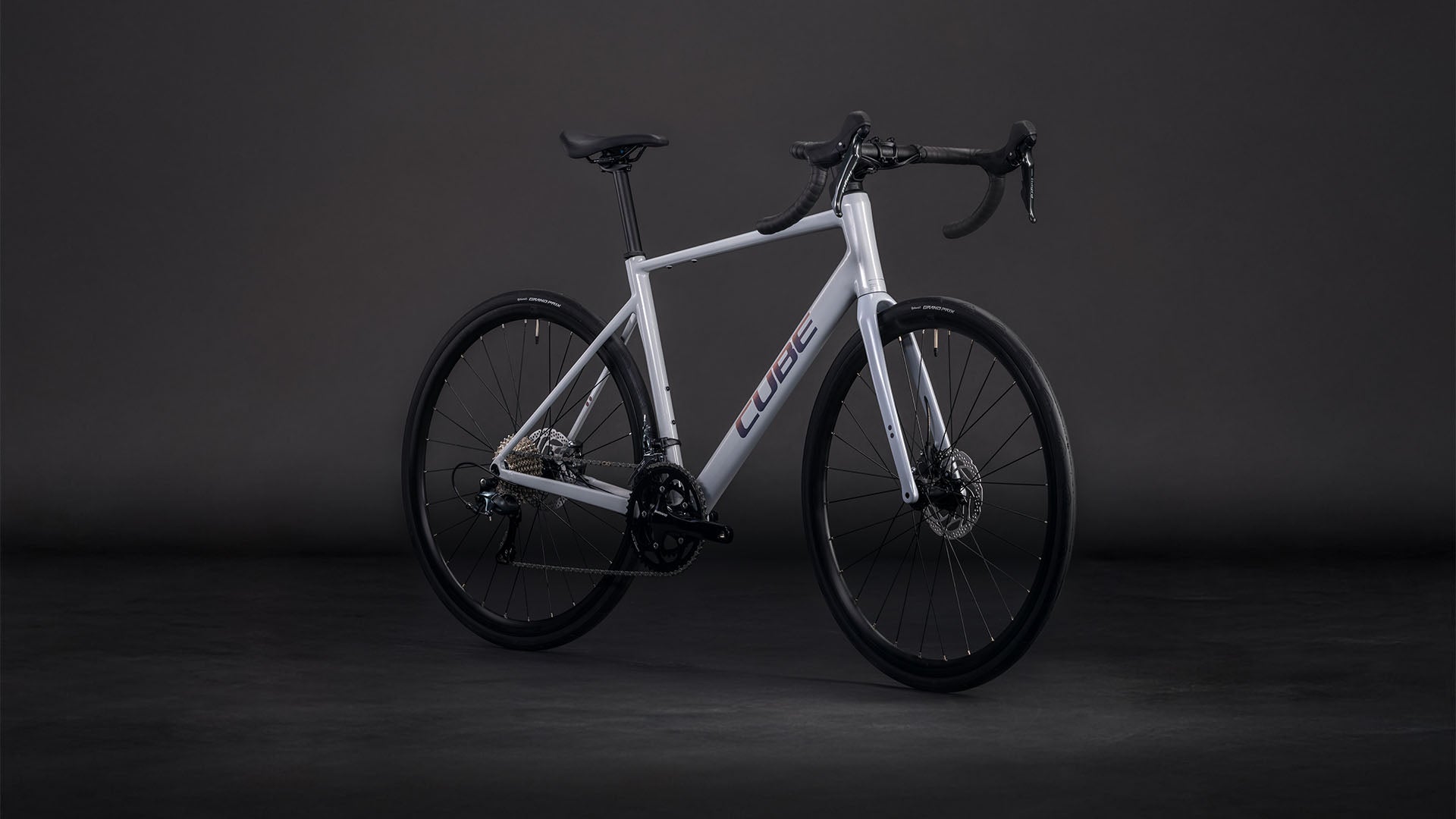 Produktbild: Cube Attain Race foggrey´n´shift, Schrägansicht (schwarzer Hintergrund)