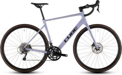 Produktbild: Cube Attain Race cyclamen´n´black, Seitenansicht (weißer Hintergrund)