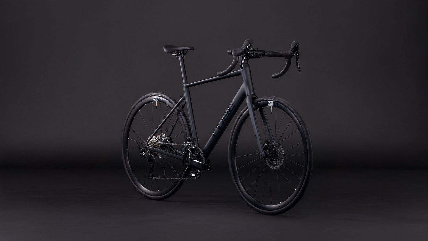 Produktbild: Cube Attain SLX coal´n´prism, Schrägansicht (schwarzer Hintergrund)