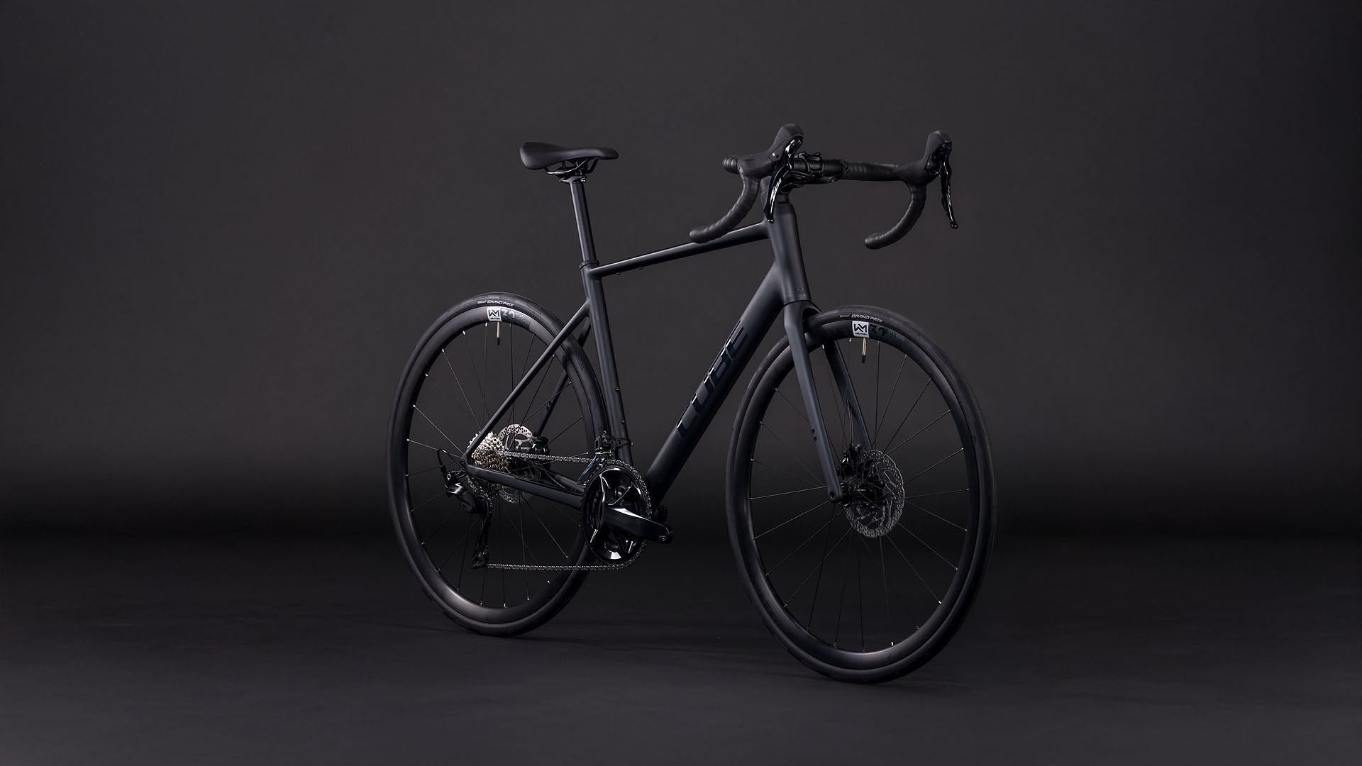 Produktbild: Cube Attain SLX coal´n´prism, Schrägansicht (schwarzer Hintergrund)