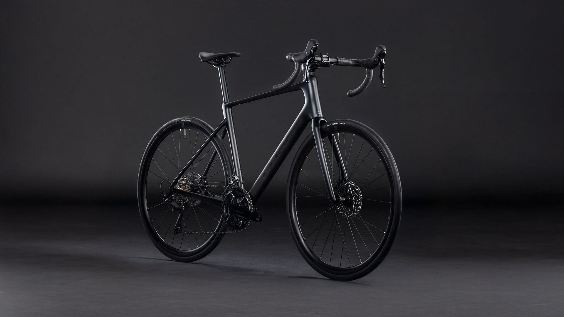 Produktbild: Cube Attain C:62 Race blackline, Schrägansicht (schwarzer Hintergrund)