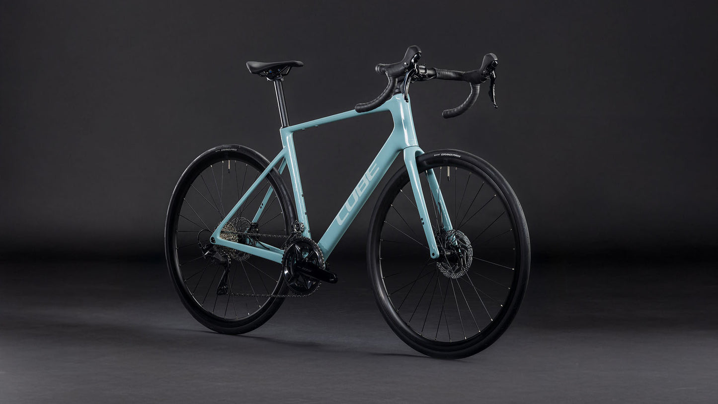 Produktbild: Cube Attain C:62 Race skylightblue´n´cyan, Schrägansicht (schwarzer Hintergrund)