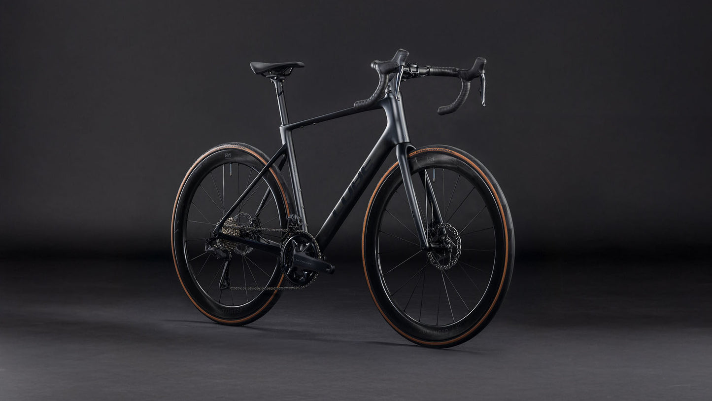 Produktbild: Cube Attain C:62 SLT carbon´n´coalchrome, Schrägansicht (schwarzer Hintergrund)