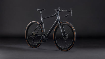 Produktbild: Cube Attain C:62 SLT carbon´n´coalchrome, Schrägansicht (schwarzer Hintergrund)