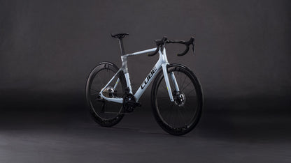 Produktbild: Cube Agree C:62 Race glacier´n´black, Schrägansicht (schwarzer Hintergrund)
