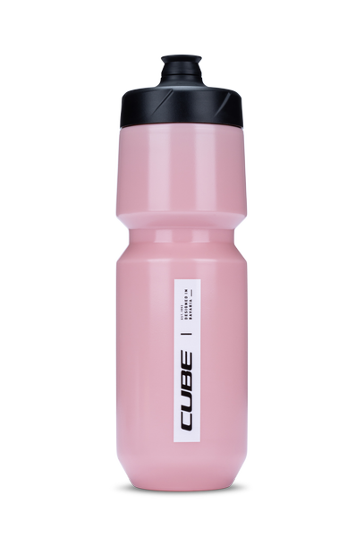 Die Cube CUBE Trinkflasche Flow 750 ist eine hohe, hellrosa Sportflasche mit schwarzem Deckel und dem fetten Schriftzug CUBE" auf weißem Etikett, erhältlich im CUBE Store in Goslar oder Hildesheim.