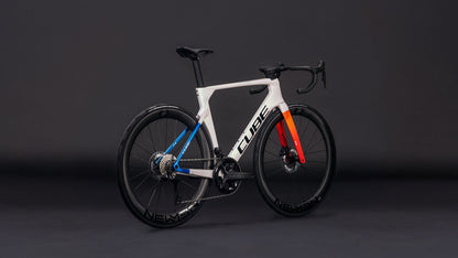 Produktbild: Cube Litening AERO C:68X Race teamline, Schrägansicht (schwarzer Hintergrund)