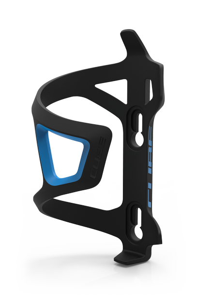 Der Cube CUBE Flaschenhalter HPP Sidecage ist ein schwarz-blauer, moderner, leichter Fahrradflaschenhalter mit Befestigungslöchern, perfekt als seitlicher Flaschenhalter oder Trinkflaschenhalter E-Bike, abgebildet auf einem schlichten weißen Hintergrund.