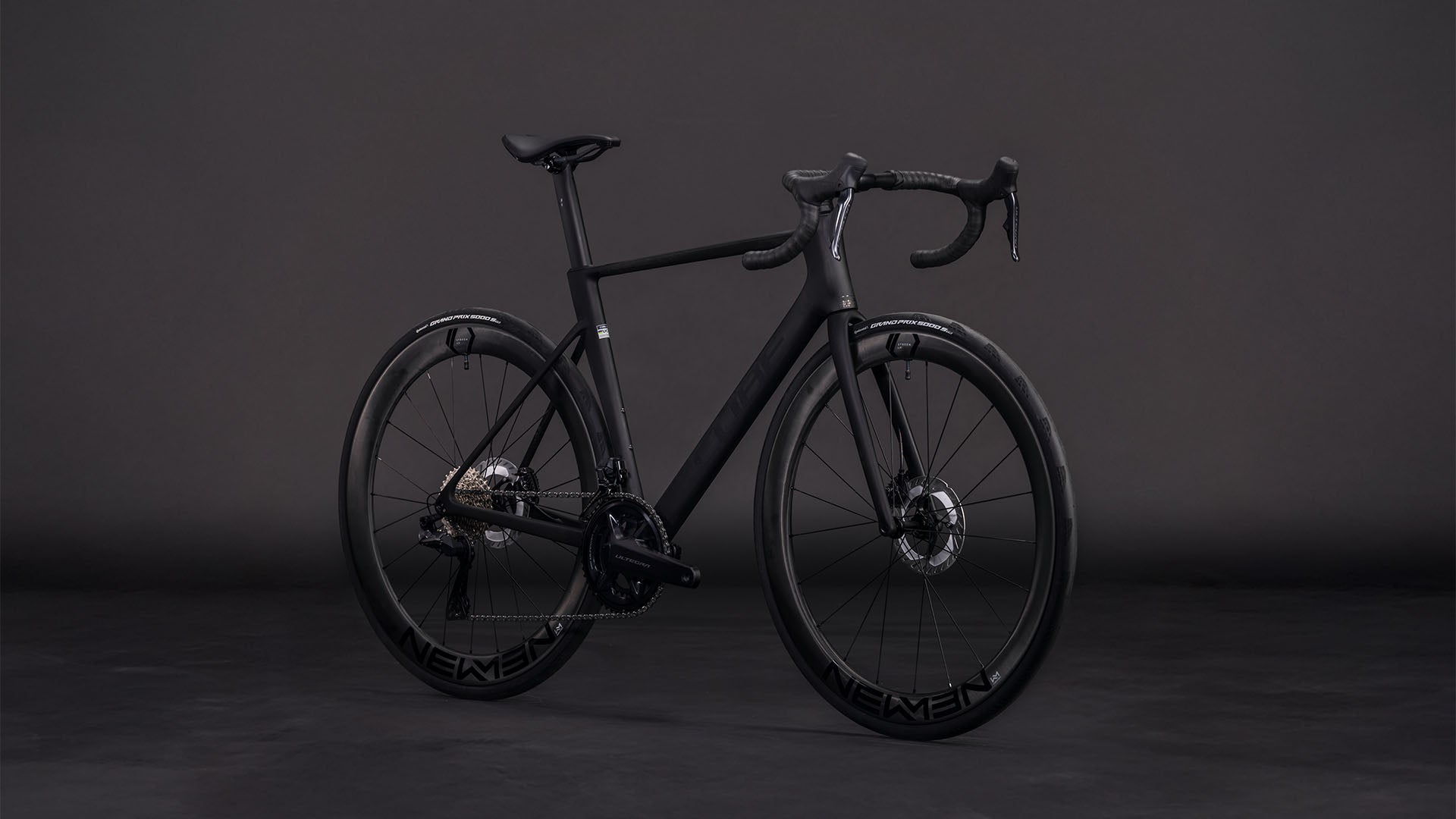 Produktbild: Cube Litening AIR C:68X Race blackline, Schrägansicht (schwarzer Hintergrund)