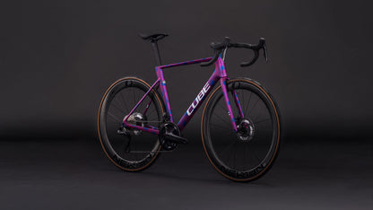 Produktbild: Cube Litening AIR C:68X Race dazzlepink´n´blue, Schrägansicht (schwarzer Hintergrund)