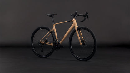 Produktbild: Cube Nuroad Race cappuccino´n´black, Schrägansicht (schwarzer Hintergrund)