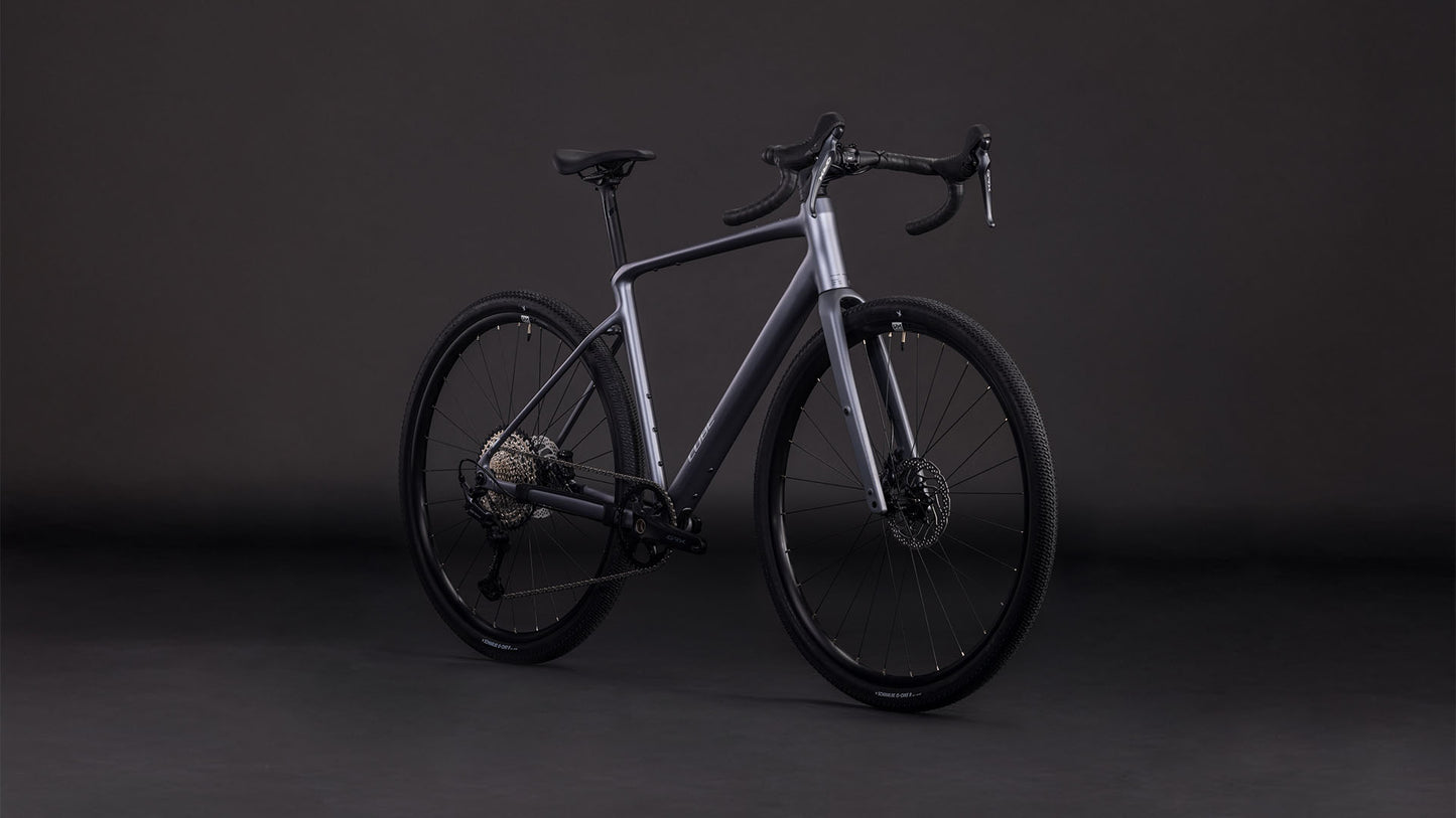 Produktbild: Cube Nuroad SLX ashgrey´n´grey, Schrägansicht (schwarzer Hintergrund)