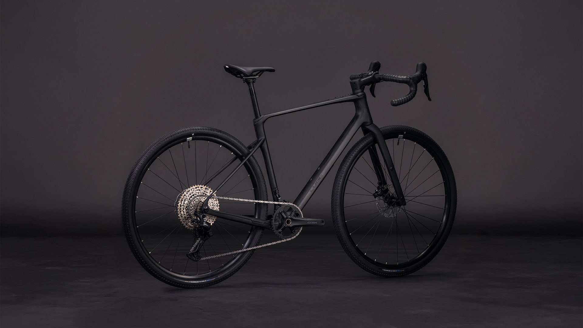 Produktbild: Cube Nuroad C:62 ONE blackline, Schrägansicht (schwarzer Hintergrund)