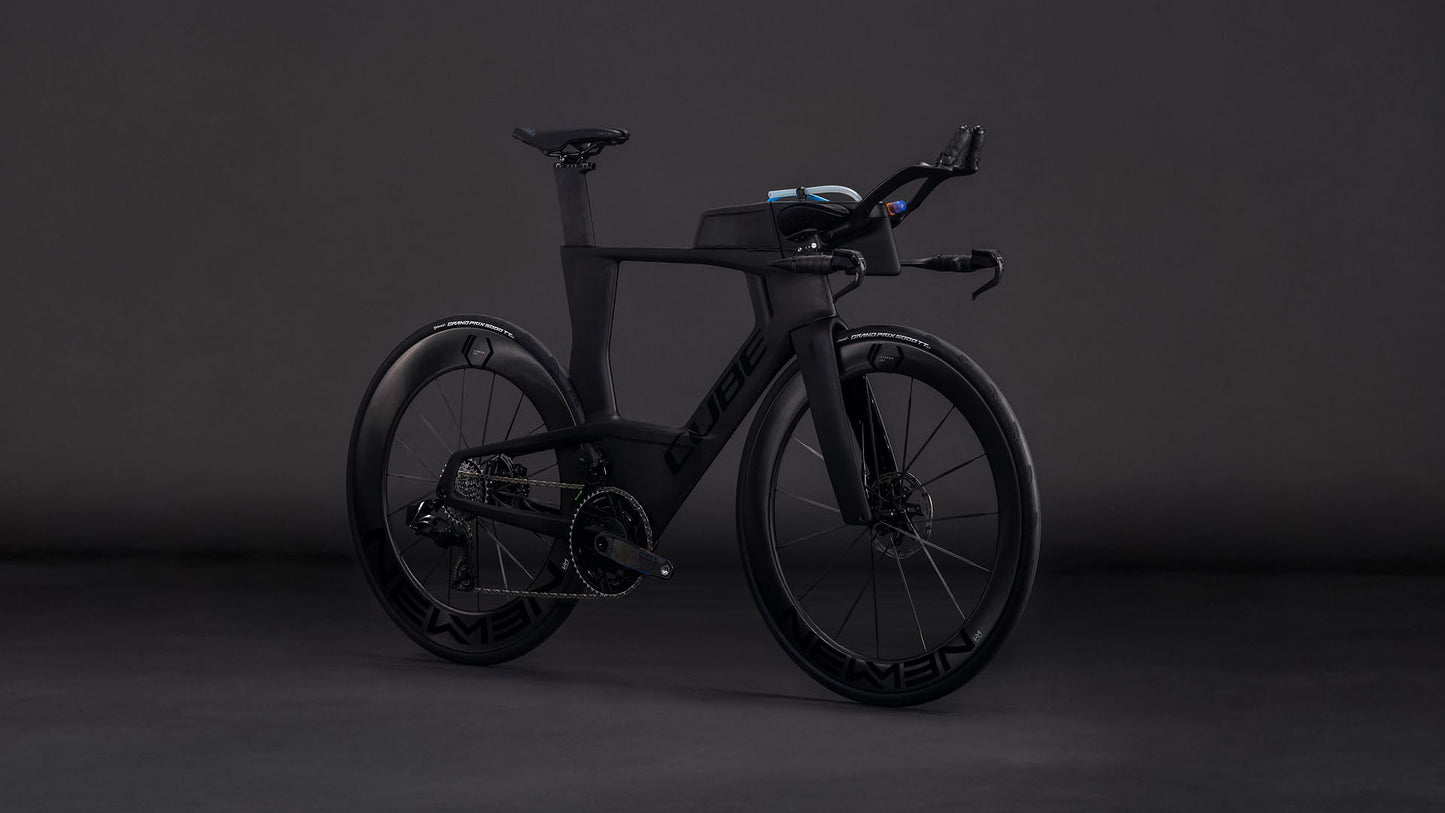 Produktbild: Cube Aerium C:68X SLX carbon´n´black, Schrägansicht (schwarzer Hintergrund)