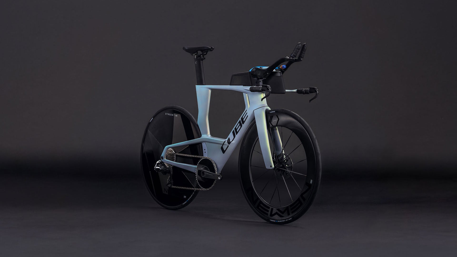 Produktbild: Cube Aerium C:68X SLT Aero genesisgrid´n´black, Schrägansicht (schwarzer Hintergrund)
