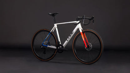 Produktbild: Cube Cross Race C:62 SLX teamline, Schrägansicht (schwarzer Hintergrund)