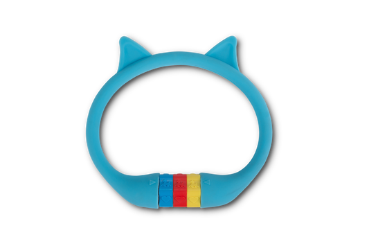 Das RFR Zahlenkabelschloss HPS "CAT" von RFR besteht aus einem blauen, katzenohrförmigen, silikonbeschichteten Ring mit vier farbigen Perlen (rot, blau, gelb, grün) an der Unterseite, die auf einem weißen Hintergrund abgebildet sind.