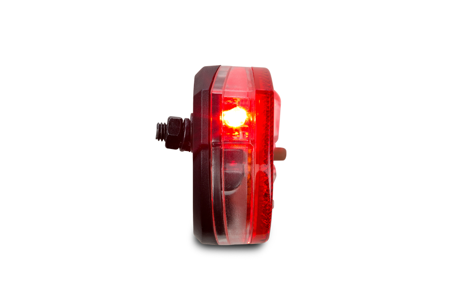 Seitenansicht einer roten RFR Gepäckträgerrücklicht STANDARD Batterie Rücklicht (80 mm), StVZO zugelassen, spritzwassergeschützt, mit leuchtender LED, montiert auf weißem Hintergrund.