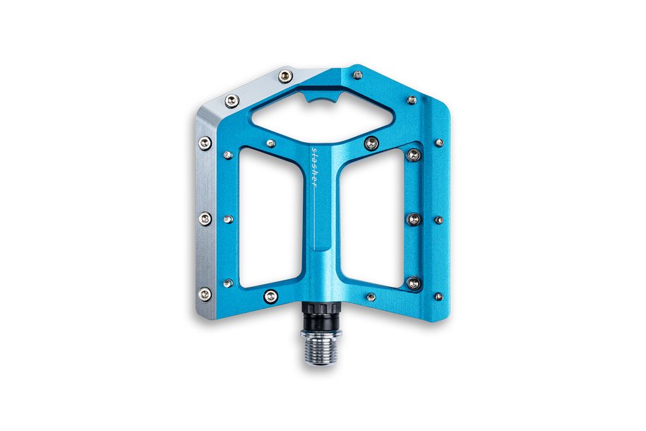 Das Cube CUBE Pedale SLASHER in Blau und Silber hat ein flaches, offenes Design mit großer Plattformfläche und mehreren Griffstiften, die auf einem grauen Hintergrund dargestellt sind.