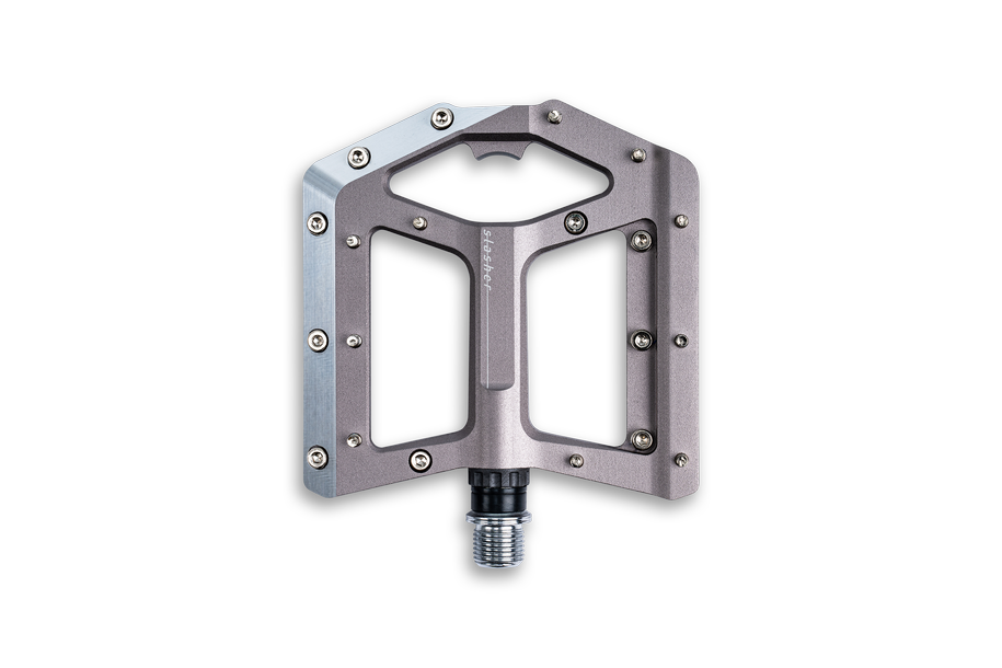 Das CUBE Pedale SLASHER von Cube besticht durch sein metallisches, offenes, rechteckiges Design, eine große Plattform, mehrere verstellbare Pins für den Halt und eine zentrale Achse. Die graue Lackierung unterstreicht den robusten, modernen Look.
