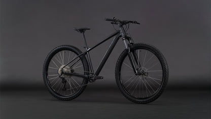 Produktbild: Cube Aim SLX slateblack´n´black, Schrägansicht (schwarzer Hintergrund)