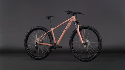 Produktbild: Cube Aim SLX blushrose´n´black, Schrägansicht (schwarzer Hintergrund)