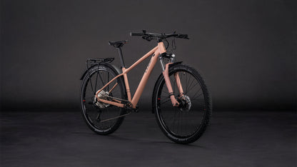 Produktbild: Cube Aim SLX FE blushrose´n´black, Schrägansicht (schwarzer Hintergrund)