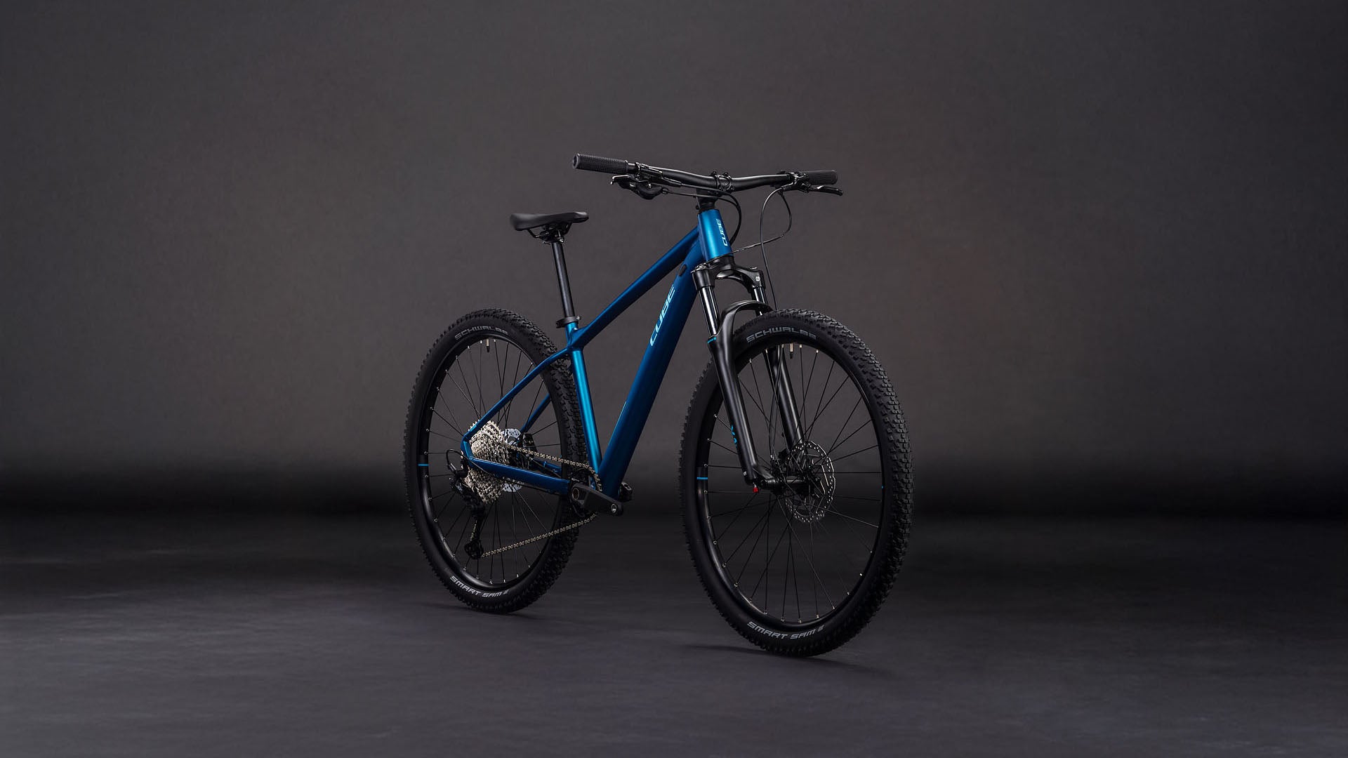 Produktbild: Cube Attention Pro electricblue´n´blue, Schrägansicht (schwarzer Hintergrund)