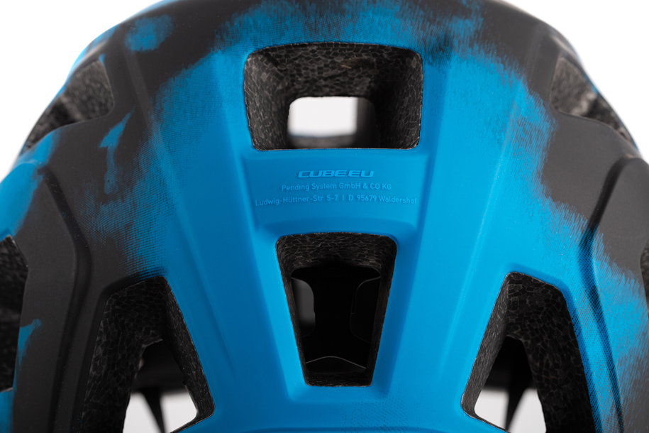 Nahaufnahme der Rückseite des Cube Helm BADGER / MTB Enduro Helm in blau und schwarz, mit hervorgehobenen Belüftungsöffnungen sowie dem Cube Logo und Produktinfos.