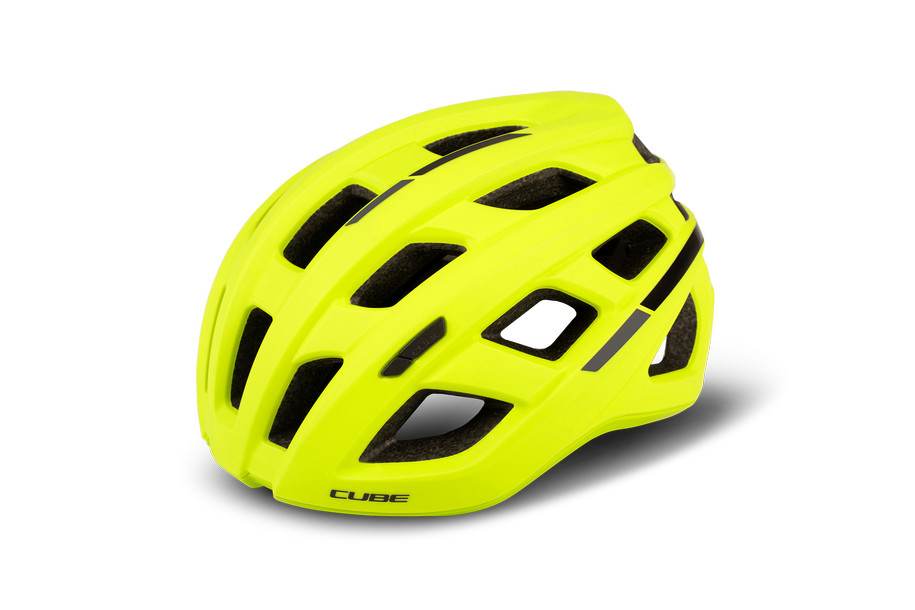 Der CUBE Helm ROAD RACE Rennradhelm von Cube ist ein leuchtend gelber Helm mit Top-Belüftung, mehreren Belüftungsöffnungen und einem schwarzen Cube-Logo auf der Vorderseite, das vor einem schlichten hellen Hintergrund steht.